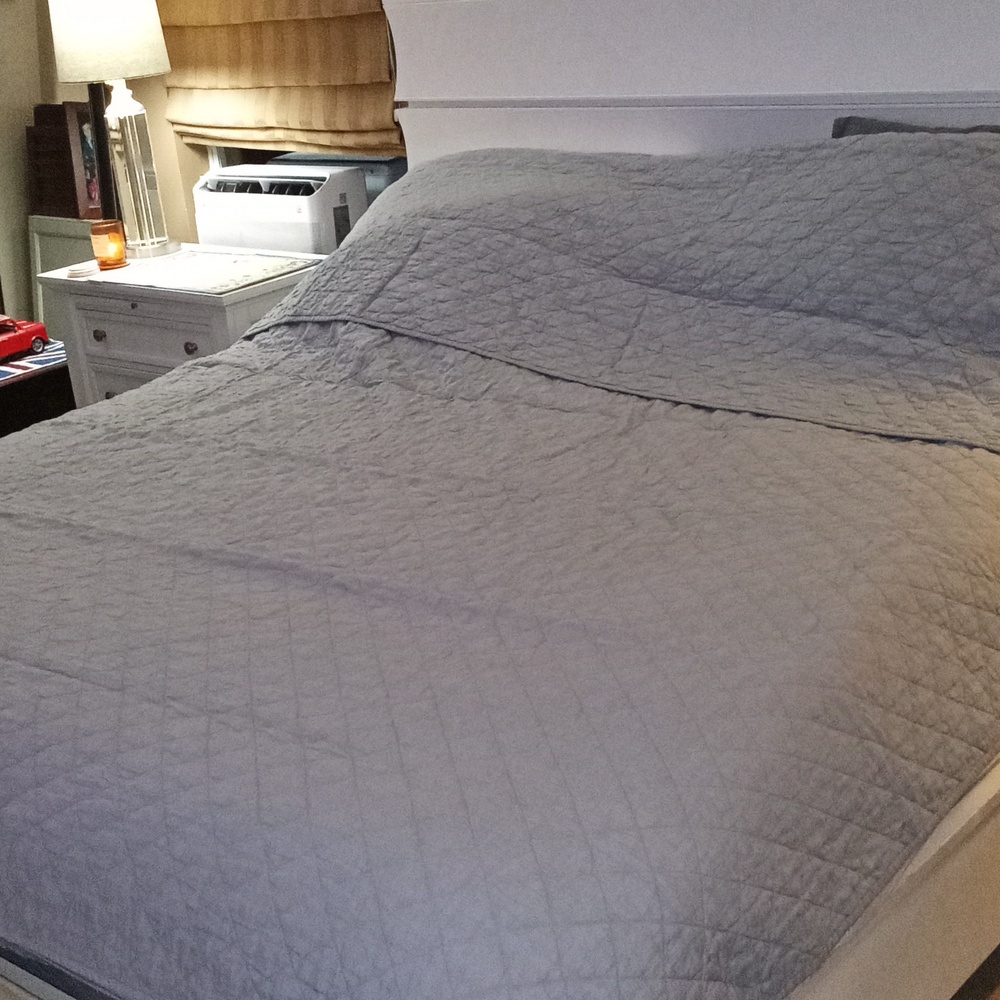 Matteo Los Angeles Ida Linen Quilt  in Frost -King W/ Black Carry Bag